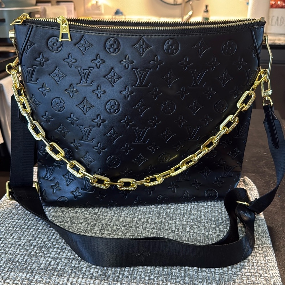 Louis Vuitton Coussin PM Handbag Lambskin Black Gold 🖤💛
New